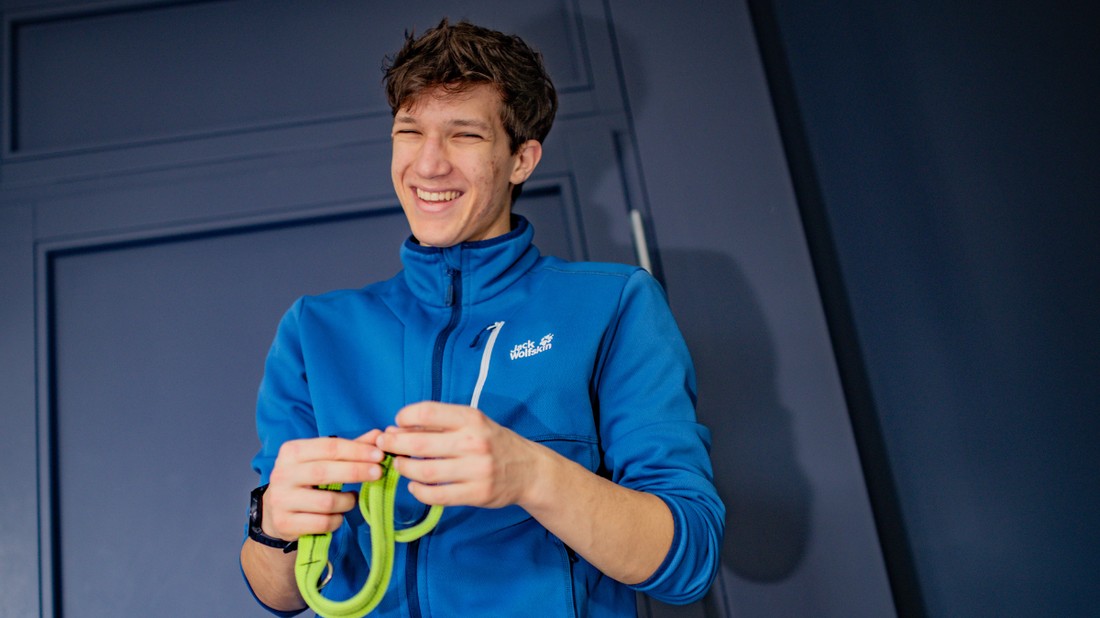 Péteri Zsombor egy padláson talált régi mászókötélből kezdett el öveket készíteni. A Clmb márka fenntarthatóságra és emberi történetekre épül, melyben régi anyagok új funkciót nyernek.