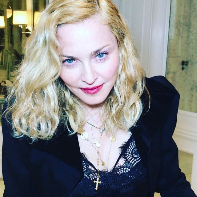 Madonna fehér lovon vonult be saját szülinapi bulijára!