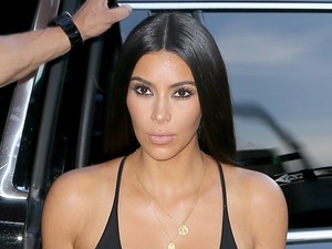 Kim Kardashian megint egy szál ciciben ment vásárolni