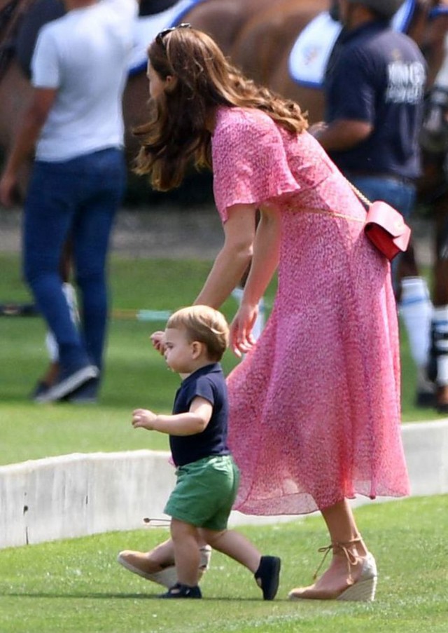 Katalin hercegné gyönyörű anyuka: ilyen vidáman játszadozott három gyermekével