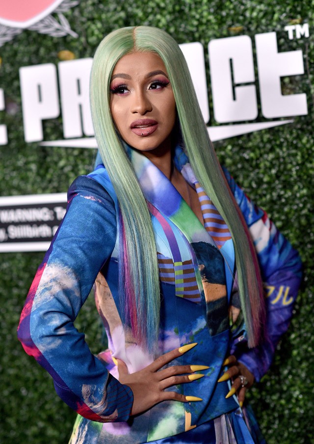 Ciki? Vicces? Cardi B egy köntösben ment a reptérre