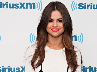 Selena Gomez felvette az idei ősz álom midi szoknyáját