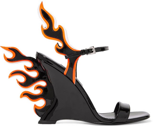 Prada szandál láng díszítéssel