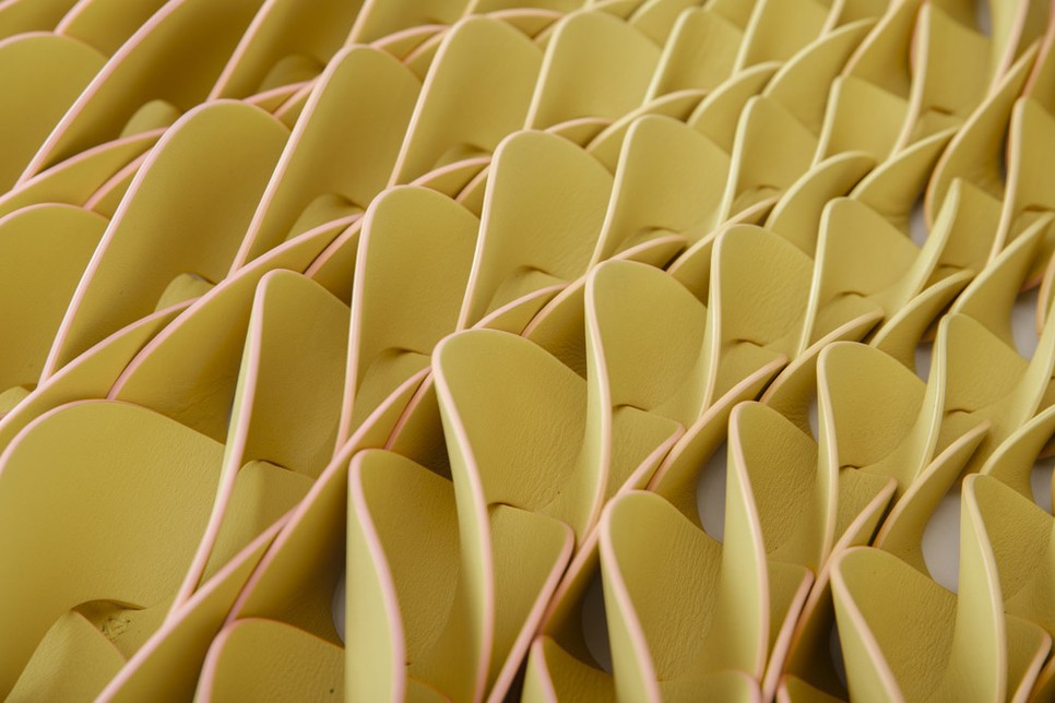 Berecz Vanda: Lebegés, 20238x120x58 cm; marhabőr, szilikonfesték, poliészter cérna, szélfestés, kézi varrásfotó: Horváth Ádám