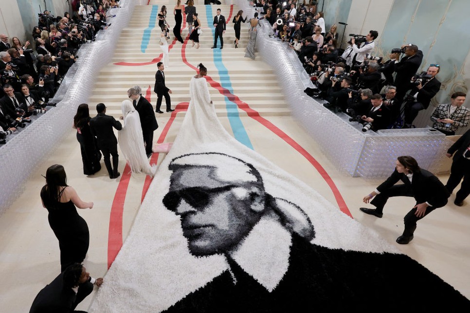 Jeremy Pope a Met gálán egy gigantikus, Karl lagerfeld fejét ábrázoló palástban
