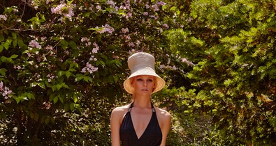 Forró nyár! Iszak Eszti is csak bikiniben bírja