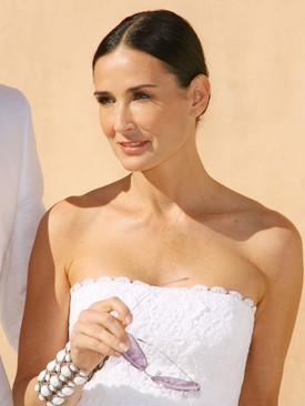 Demi felkötött frizurával a White Party-n