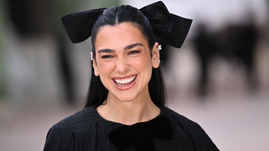 Dua Lipa merész meztelenruhában ragyogott