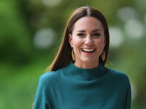 5 kivételes alkalom, amikor Katalin hercegné ikonikus loknijai helyett szögegyenes hajjal ragyogott