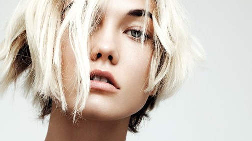 Karlie Kloss báliruhákban és papucsban az Interview magazinban!