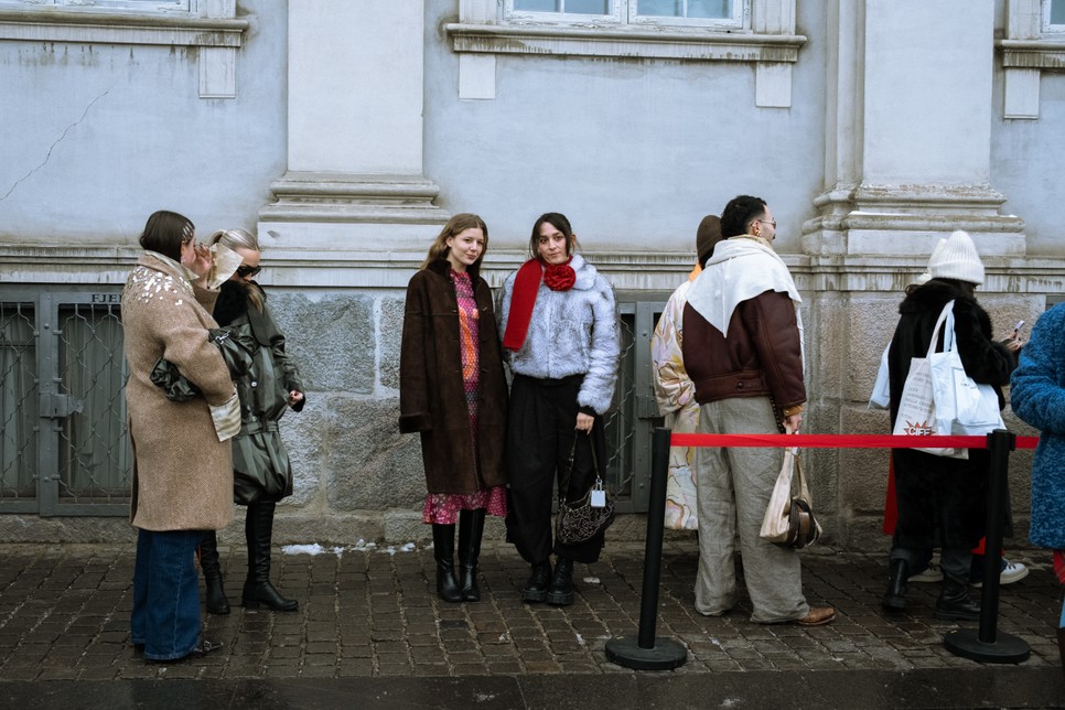 Sorban állás a Paolina Russo showra várva, amit a Francia Nagykövetségen rendeztek meg.