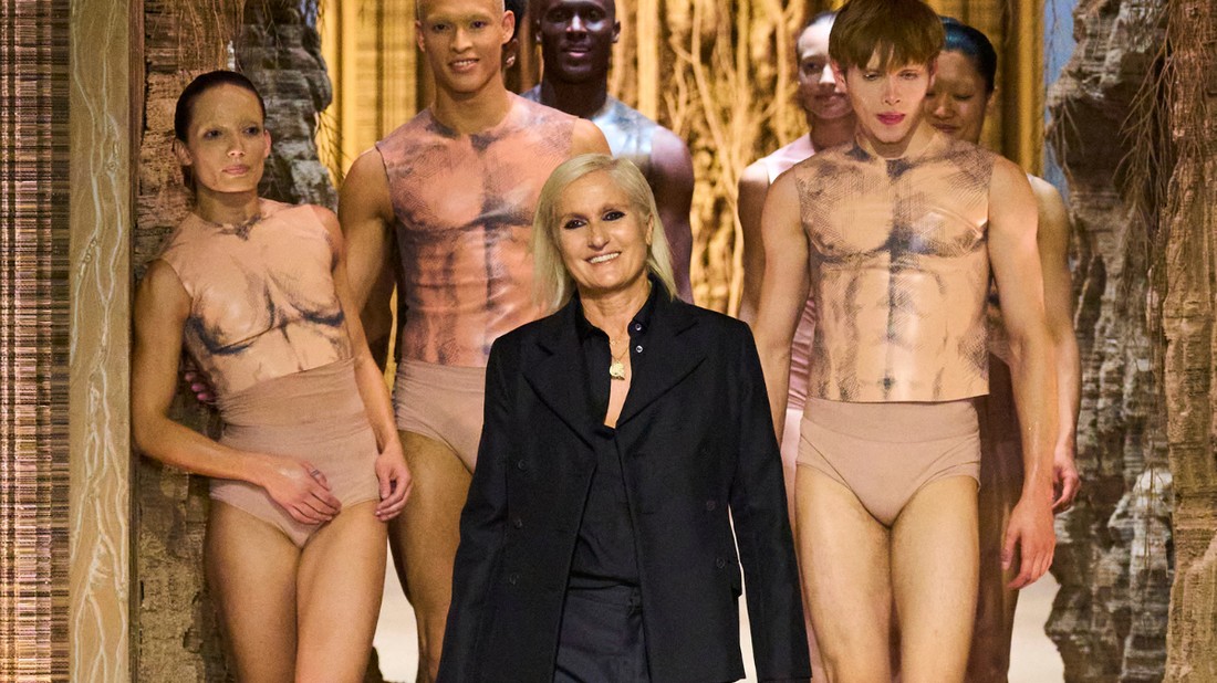 Maria Grazia Chiuri kreativitásának meghatározó alapja a kreatív igazgató különleges és nyitott világnézete, ami évről évre lenyomatot hagy a Dior kollekcióin is