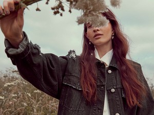 A szezon favoritja a farmer: inspirációk, hogy stílusosan viseld ősszel is