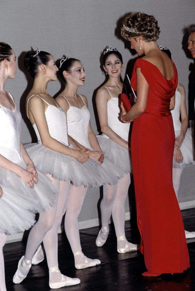 A Magyar Állami Operaházban balett előadást nézett meg. Ezzel a ruhával pedig azonnal az újságok címlapjára került. 