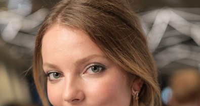 Mihalik Enikő annyira gyönyörű ebben a virágos ruhában