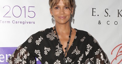 Az, hogy Halle Berry szingli, nem jelenti azt, hogy egyedül is alszik!