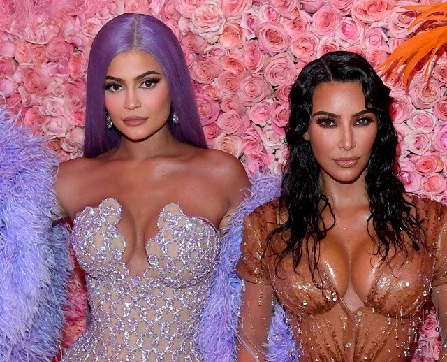 Kim Kardashian és Kylie Jenner EGY ruhán osztozkodik, ami pont ott nem takar, ahol kéne