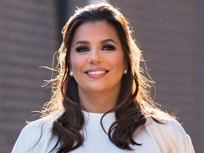 Eva Longoria angyali fehér szettben mutogatja hatalmas pocakját