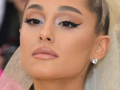 Ariana Grande nagyon szeretheti ezt a gigantikus masnit a hajában, hisz már Met gála óta viseli