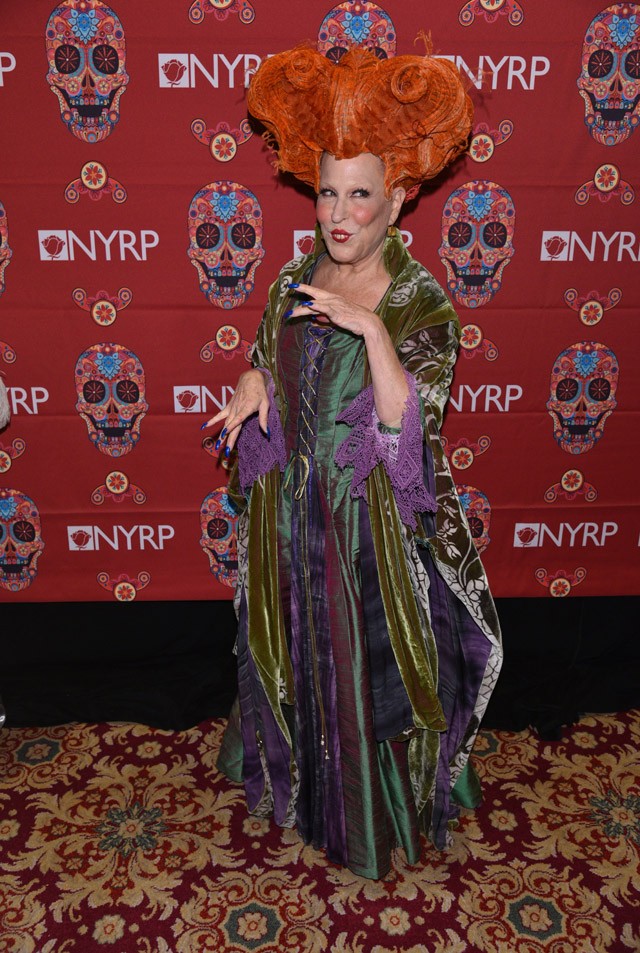 Bette Midler újra magára öltötte a Hókusz pókusz kosztümjét.