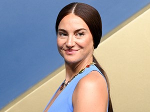 Shailene Woodley óriási dekoltázst villantott, hivatalosan is az övé idén az Emmy legbátrabb ruhájának járó cím
