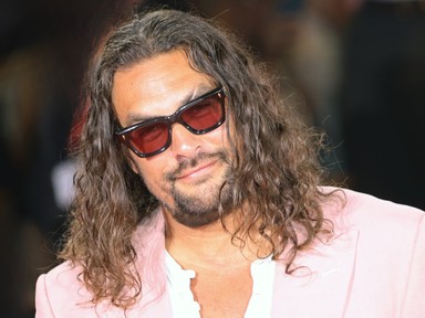 Jason Momoa és szerelme le sem tudták venni a kezüket egymásról, a vörös szőnyegen turbékolt a pár