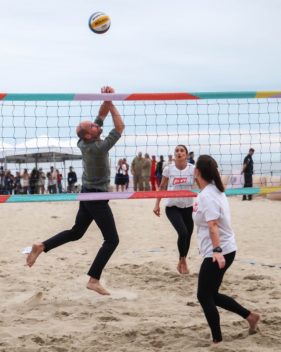 Hiába trónörökös, Vilmos nem riad vissza attól, hogy mezítláb röplabdázzon a tengerparton