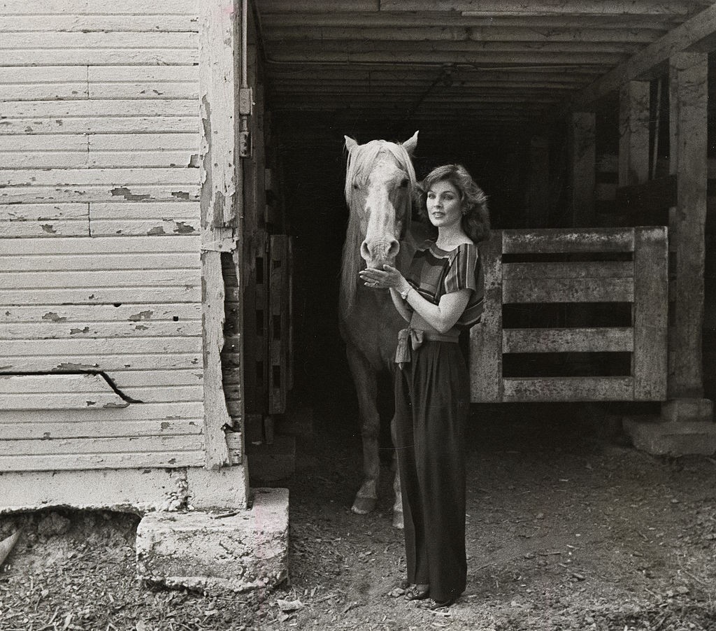 Priscilla Graceland istállójában, Elvis Presley híres kastélyában, amely jelenleg Amerika leglátogatottabb magántulajdonban lévő épülete