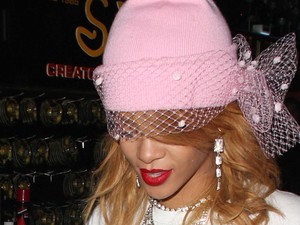 Igazi divatterror Rihanna hihetetlen kiegészítője