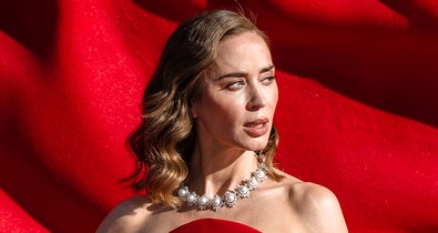 Emily Blunt pucérruhája a meztelenség és az elegancia tökéletes találkozása, egyszerűen gyönyörű a színésznő