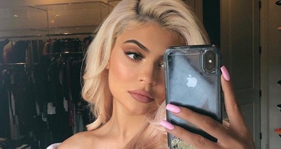 Kylie Jenner olyat pucsít ebben a lakkbőr miniben, hogy húúú