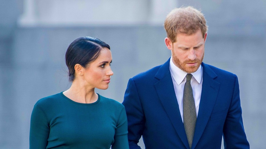 Állítólag nagyon nehéz a munka Harry herceggel és Meghan Markle-lel