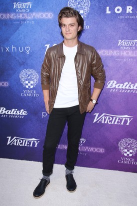 A sorozat bemutatója után, a Variety eseményén az öltönyt bőrdzsekire cserélte. (2016)