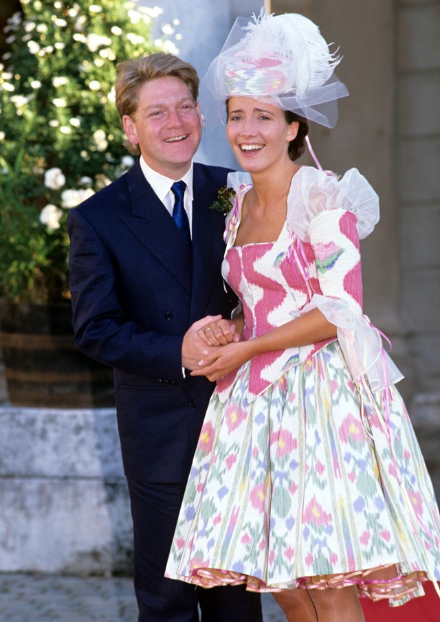 Emma Thompson és Kenneth Branagh 1989-es lakodalma is elég nagy szenzációnak számított. A színésznő formabontó ruháját a legrosszabb sztáresküvői-ruhák között is számon szokták tartani, de ha ennyire nem is akarunk szigorúak lenni, akkor is eléggé szokatlan: