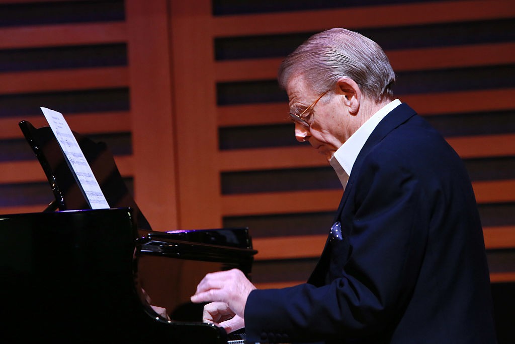 Edward Fox, amint a Word and Play Celebrity Christmas Gala próbáján zongorázik Londonban, 2016. december 4-én. A Kings Place színpadán Grieg Lírai darabjaiból adott elő részleteket a jótékonysági esten, amelyen több brit színész és zenész is fellépett az ünnepi hangulat jegyében. Érdekesség, hogy bár Foxot színészként ismerjük, valóban tud zongorázni, és időnként zenei kísérettel ad elő kulturális és irodalmi esteken, jótékonysági rendezvényeken.
