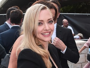 A Mamma Mia 2. premierjén Amanda Seyfried annyira izgalmas volt ebben ruhában
