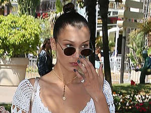 Bella Hadid megint döbbenetes ruhában villantott fehérneműt
