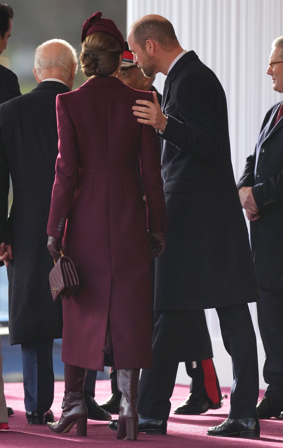 Vilmos herceg gyengéden Katalin hercegné hátára teszi a kezét