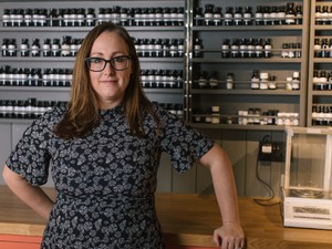 A parfümök kizökkentenek a valóságból: interjú a Lush parfümőrével