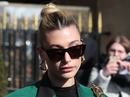 Hailey Bieber a legstílusosabb sztár a párizsi divathéten, nézd ezt a szuper szettet is!