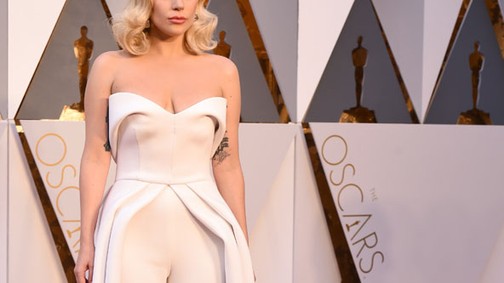 Lady Gaga az Oscar gála legvagányabb ruhájában