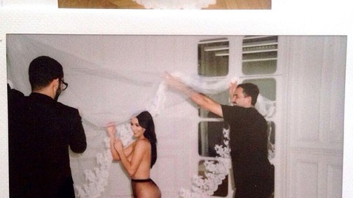 Kim Kardashian topless fotóval köszöntötte fel a tervezőt