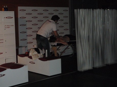 Egy másik különlegesség, hogy a backstage-ben masszázs is van, ahol jóképű spanyol masszőrfiúk masszírozzák a lányokat.