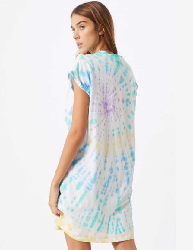 Hailey Bieber tudja miben kell dübörögni ezen a nyáron: Ugorj bele te is egy pólóruhába