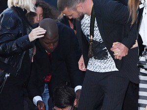 Videó: Justin Timberlake-et megtámadták Párizsban