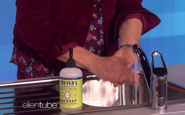 Ellen DeGeneres megtanít, hogyan moss kezet, hogy ne kapd el a koronavírust