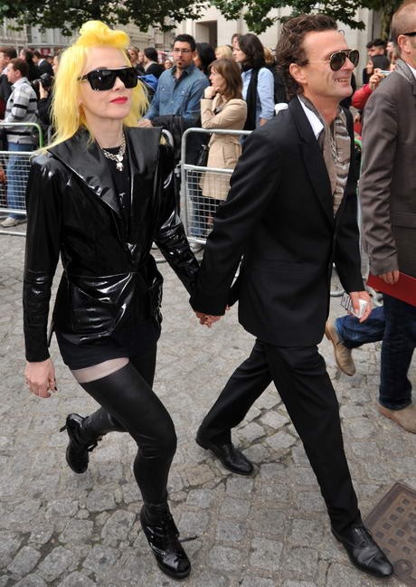 A különc tervező, Pam Hogg szokásos szettjében érkezett.