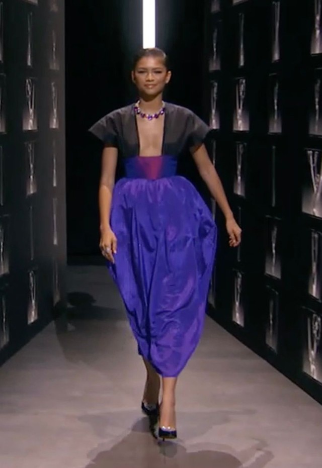 Habcsók-szettben robbant be a színpadra Zendaya, mielőtt átvette volna a díját