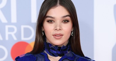 Hailee Steinfeld a világ legérdekesebb pucérruhájában lépett a vörös szőnyegre