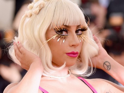 Lady Gaga akkorát esett a színpadról, hogy azt még nézni is fáj